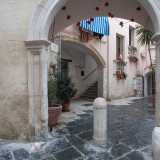 L�arco si chiama cos� perch� fu chiuso dalla famiglia faentina Zeuli (che nel 1787 aveva acquistato il complesso dai Fanelli) per consentire l�accesso alla corte solo a chi avesse il loro permesso